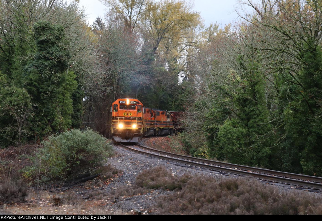 PNWR 2316 leads 664 off the old SP bridge